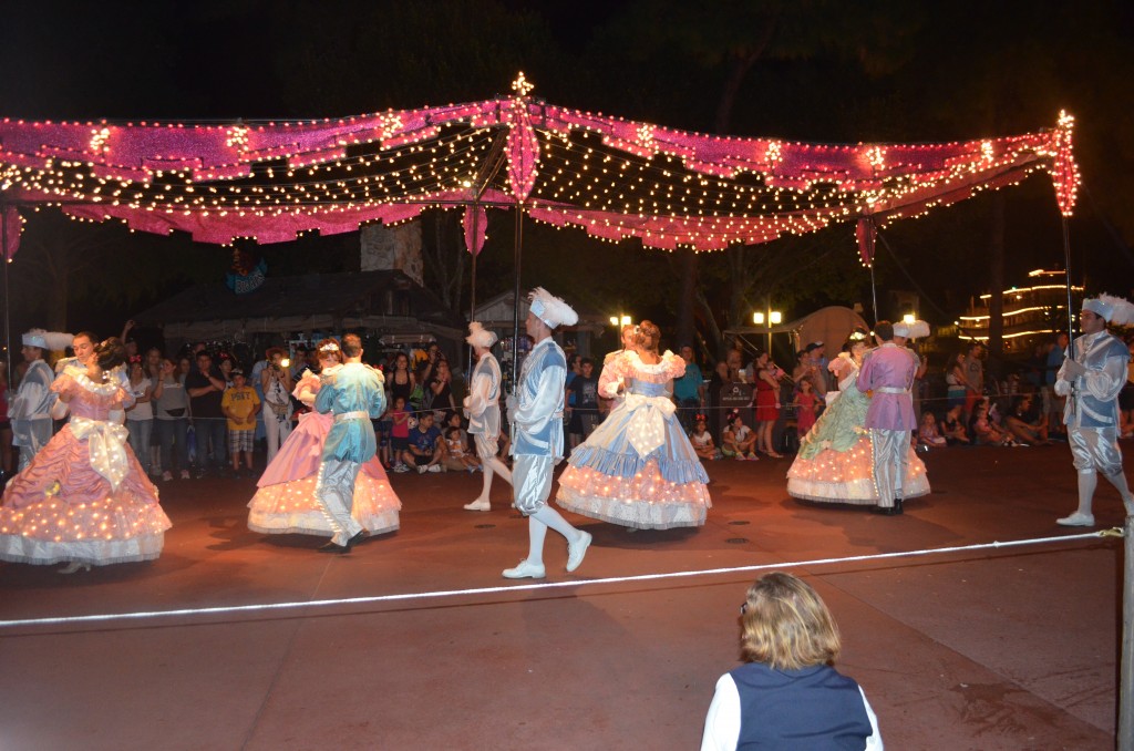 I love this canopy and lighted costumes! It's one of my favorite parts!